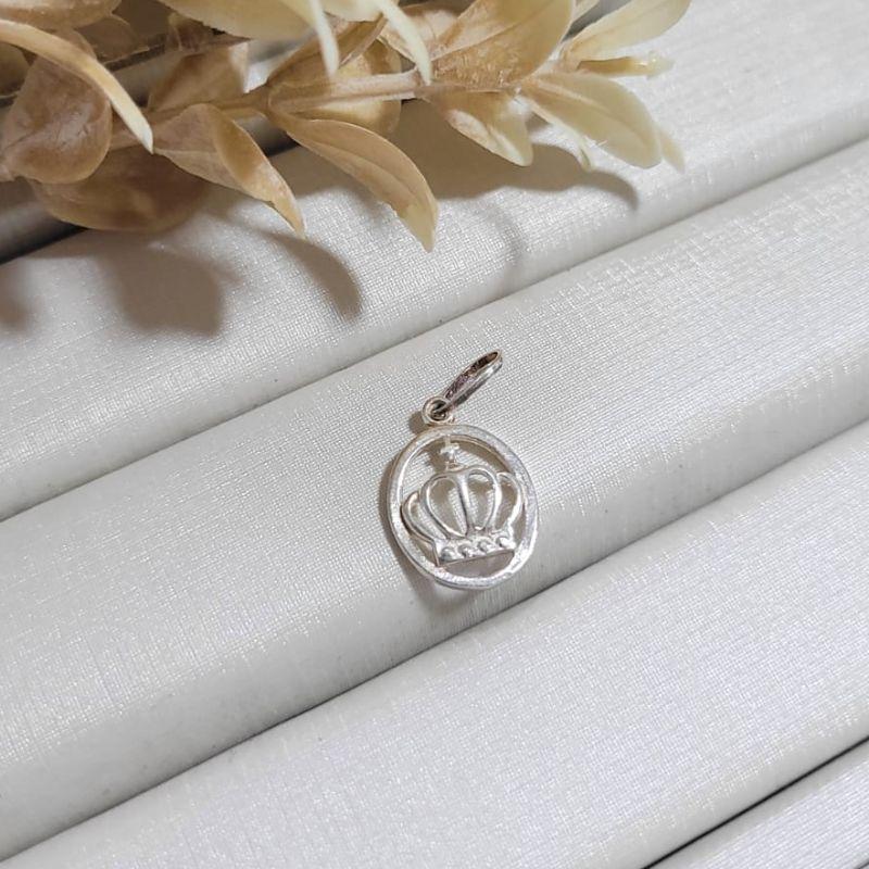 PINGENTE DE PRATA 925 COM COROA DENTRO DO ELO