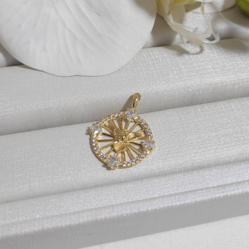 PINGENTE ESPIRITO SANTO REDONDO COM 4 PEDRAS QUADRADAS PEQUENAS E ZIRCONIAS BANHADO A OURO 18K