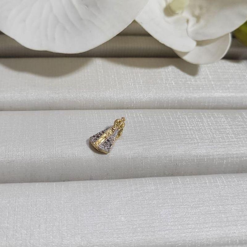 PINGENTE NOSSA SENHORA APARECIDA CRAVEJADO CRISTAL BANHADO A OURO 18K