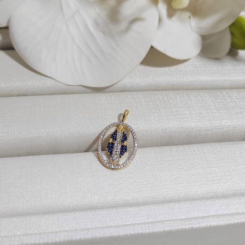 PINGENTE NOSSA SENHORA DAS GRAÇAS CRAVEJADO SAFIRA BANHADO A OURO 18K