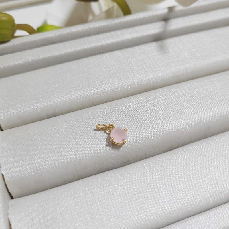 PINGENTE PEDRA PEQUENA REDONDA HG COR QUARTZO ROSA BANHADO A OURO 18K