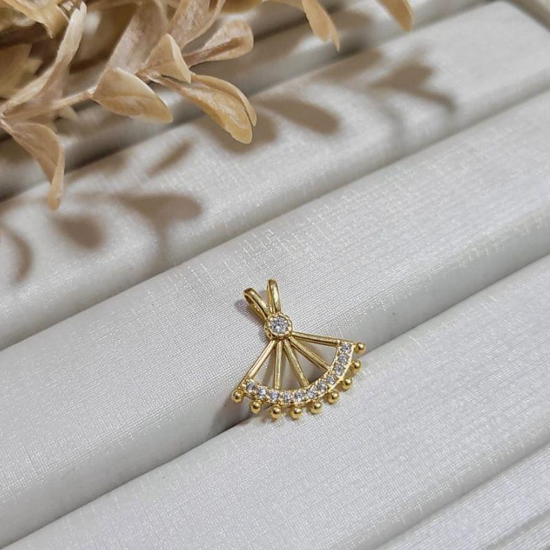 PINGENTE TIPO LEQUE COM 1 PEDRA MEDIA E LATERAIS CRAVEJADO BANHADO A OURO 18K