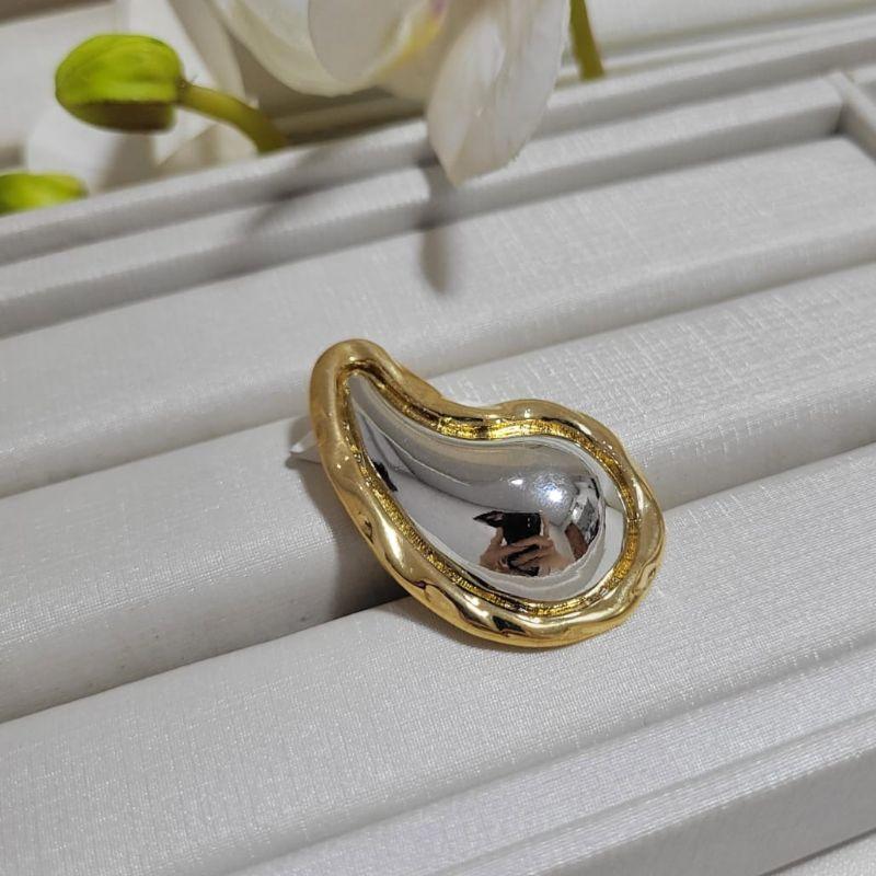 Pingente virgula moldura no banho de ouro 18k e centro bola no rodio branco