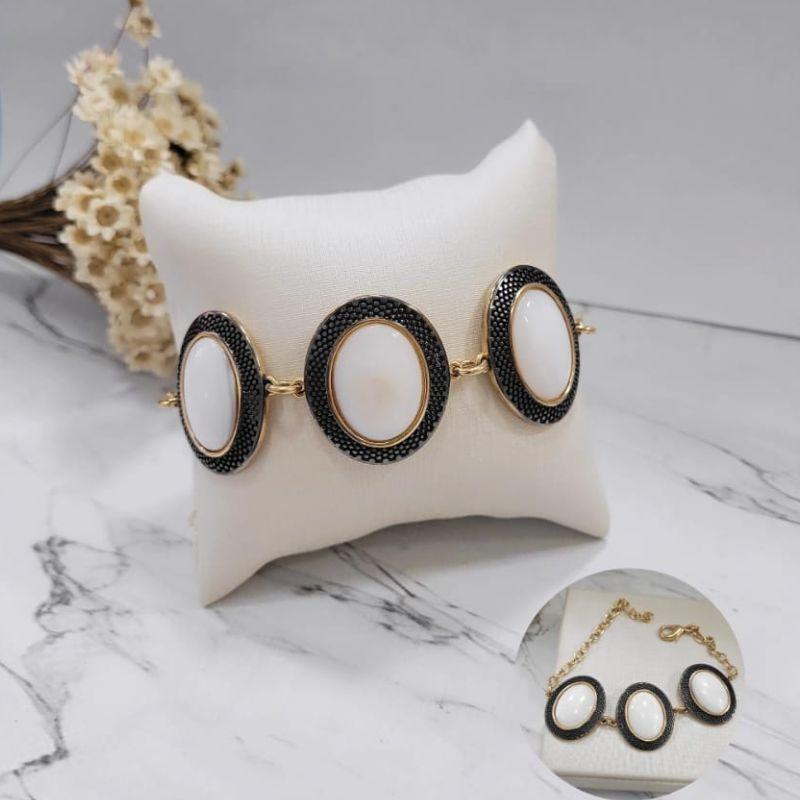 Pulseira na pedra natural contendo tres pedras ovais na cor madre perola e rodio negro banhado a ouro 18k