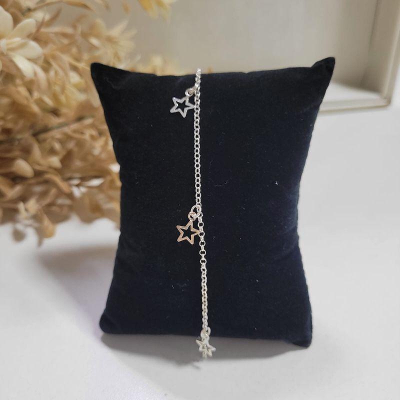 Pulseira no elo portugues com tres estrelas vazadas penduradas prata 925 TAM18CM