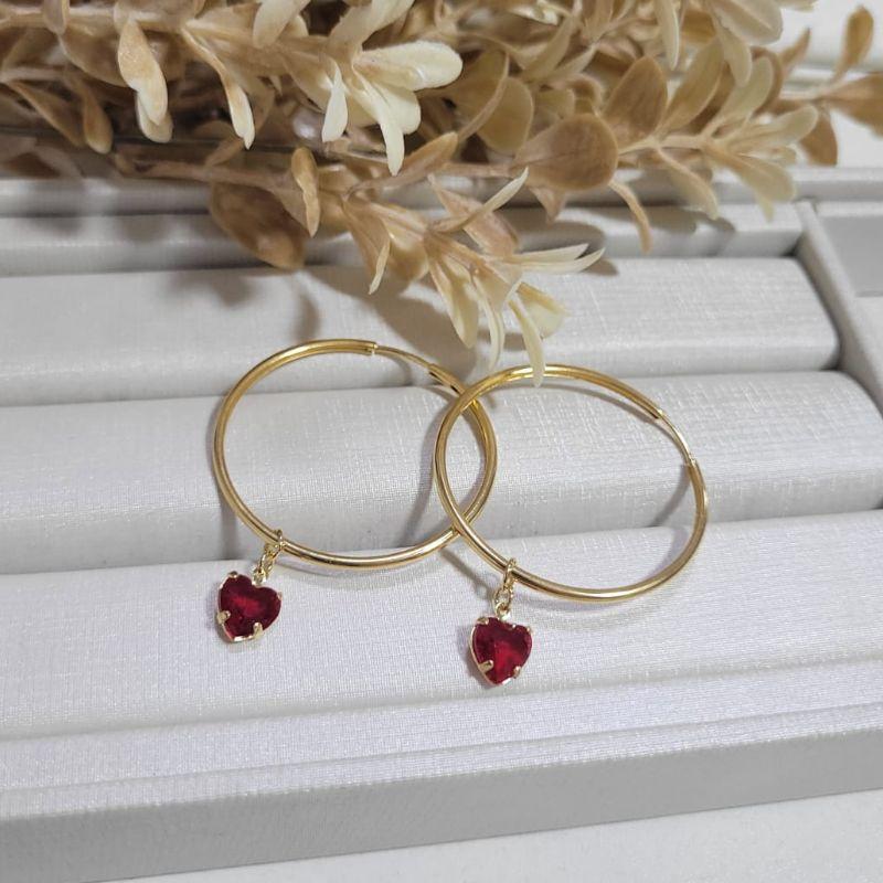 ARGOLA REDONDA FECHADA COM PINGENTE DE CORACAO VERMELHO 5,5CM  BANHADO A OURO 18K