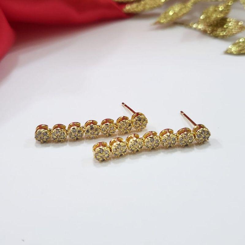 Brinco fio com 7 esferas medias cravejadas banhado a ouro 18k