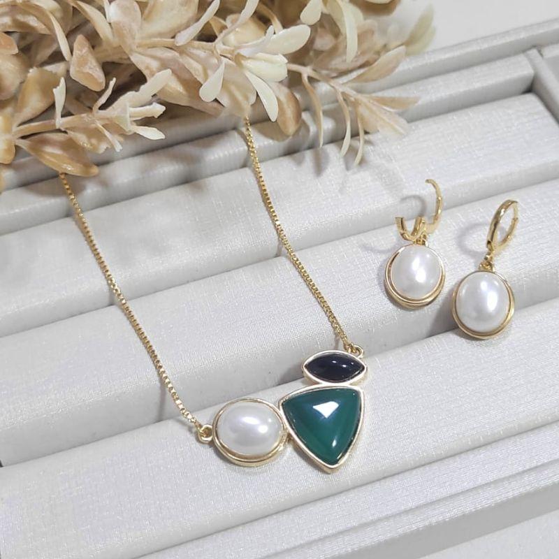 Conjunto com pedras naturais oval, redonda e triangular agata verde, agata preta e shell branca banhado a ouro 18K TAM40CM