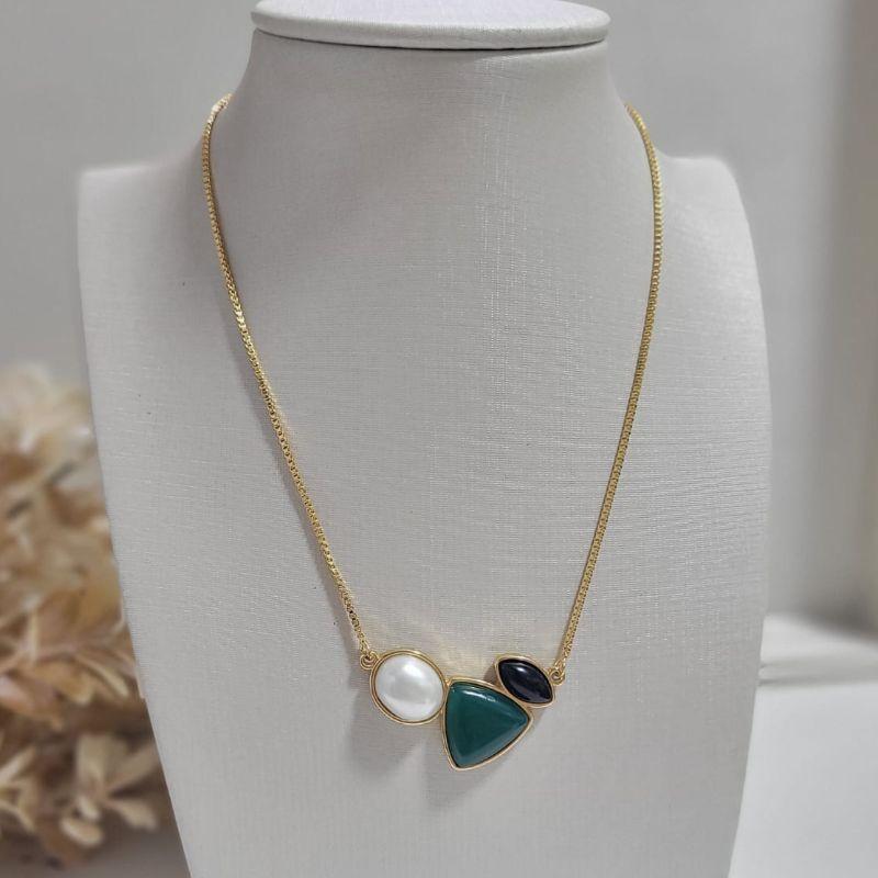 Gargantilha com pedras naturais oval, redonda e triangular agata verde, agata preta e shell branca banhado a ouro 18K TAM40CM