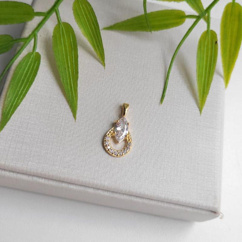 PINGENTE COM PEDRA NAVETE CRISTAL COM BASE CRAVEJADA BANHADO A OURO 18K