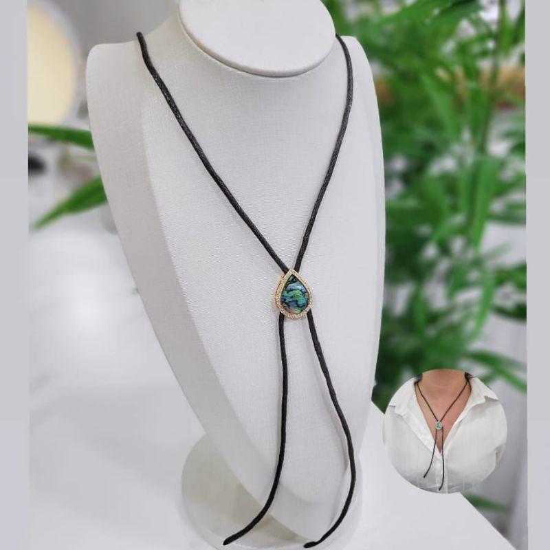 Colar country com gota em madreperola colorido com bordas cravejadas