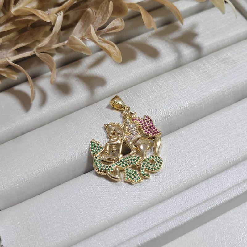 PINGENTE SAO JORGE CRAVEJADA COLORIDA BANHADA A OURO 18K
