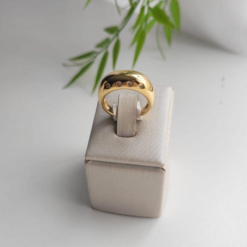 Anel abaulado com oito pedrinhas na cor cristal banhado a ouro 18k