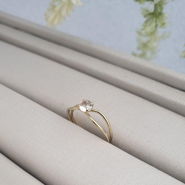 ANEL SOLITÁRIO FIO DUPLO COM ZIRCÔNIA PEQUENA BANHADO A OURO 18K