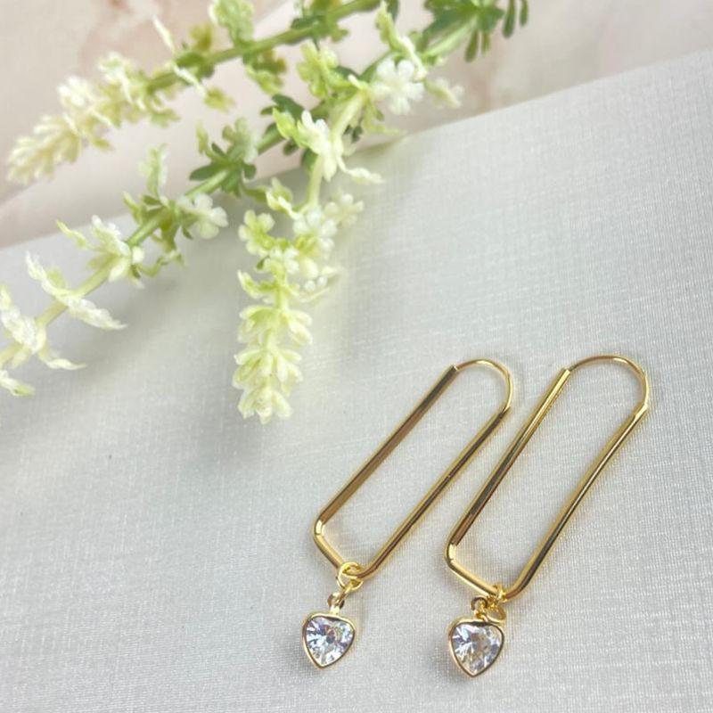 ARGOLA  RETANGULAR LISA  COM PINGENTE DE CORACAO CRISTAL  FIO REDONDO 4,2CM  BANHADO A OURO 18K