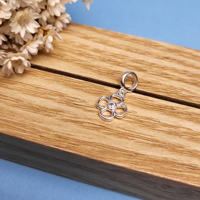 Berloque flor 4 petalas vazada com zirconia no centro  prata 925