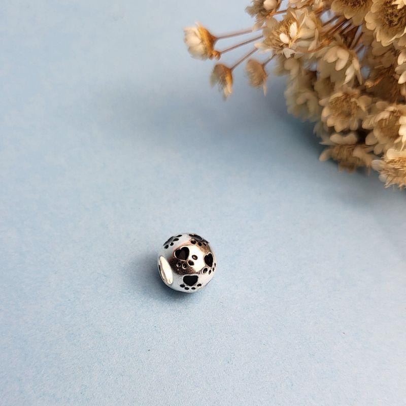 Berloque separador bola cheia de patinhas pretas prata 925