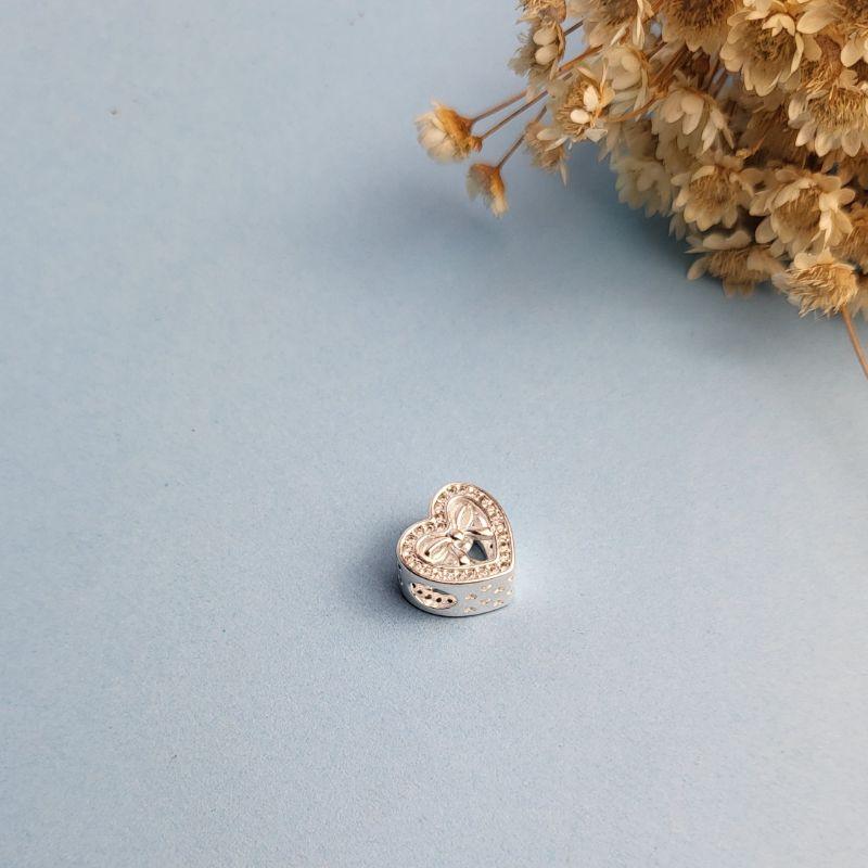 Berloque separador coracao vazado laco no centro zirconia nas laterais   prata 925