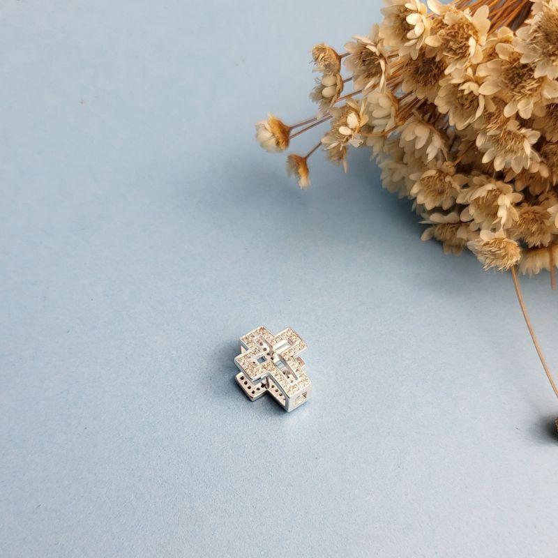 Berloque separador  cruz vazada cravejada nas laterais  prata 925