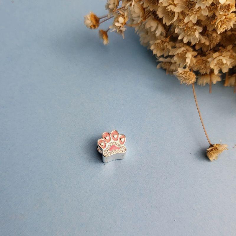 Berloque separador patinha cravejada com resina rosa  prata 925