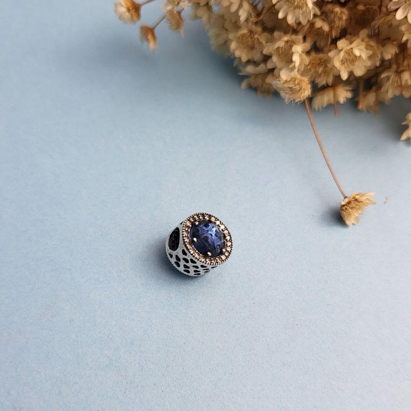 Berloque separador vasado na lateral pedra azul dos dois lados e cravejado com zirconia   prata 925