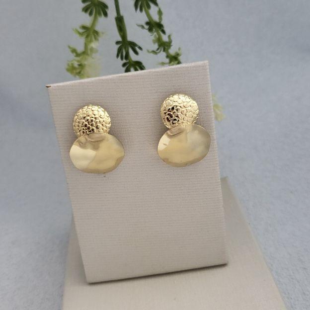 Brinco com duas partes redondas sendo uma trabalhada banhado a ouro 18k