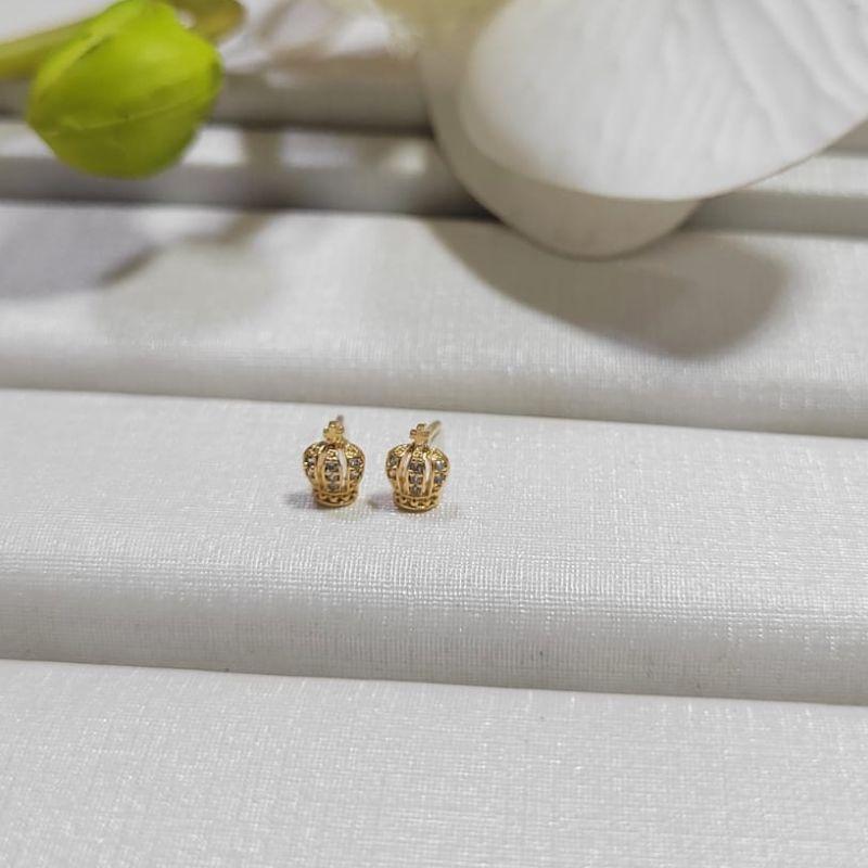 Brinco coroa pequena cravejada banhada a ouro 18k