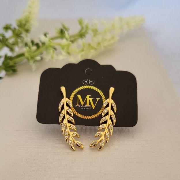 Brinco ear cuff folhagem cravejada banhado a ouro 18k
