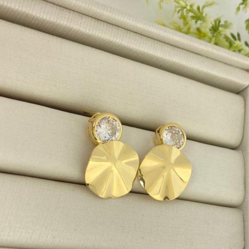 Brinco flor fechada com uma pedra grande redonda na cor cristal banhado a ouro 18k