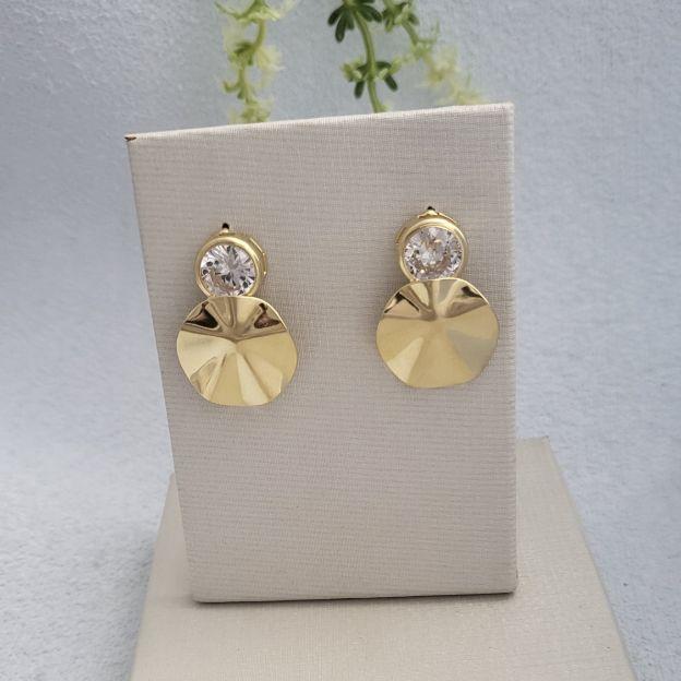 Brinco flor fechada com uma pedra grande redonda na cor cristal banhado a ouro 18k