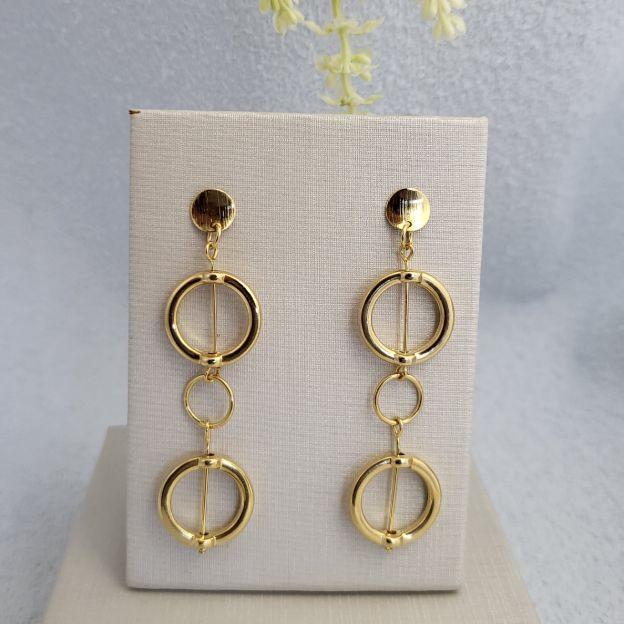 Brinco longo com base fosca com dois elos finos redondos pequenos e tres elos medios largos banhado a ouro 18k