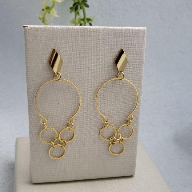 Brinco longo com um elo grande e tres elos redondos pequenos banhado a ouro 18k