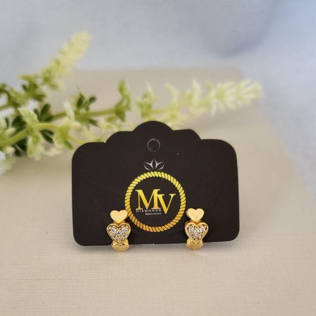 BRINCO MINI ARGOLINHA 3 CORAÇÕES COM 1 CRAVEJADO BANHADO A OURO 18K