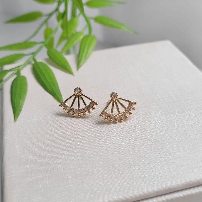 BRINCO TIPO LEQUE COM 1 PEDRA MEDIA E LATERAIS CRAVEJADO BANHADO A OURO 18K