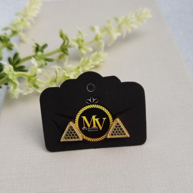 BRINCO TRIANGULO CRAVEJADO COR VERDE ESMERALDA BANHADO A OURO 18K