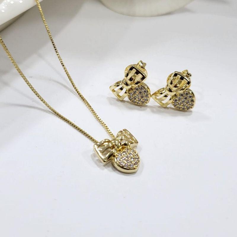 Conjunto infantil laço com coracao cravejado na cor cristal banhado a ouro 18K TAM35CM