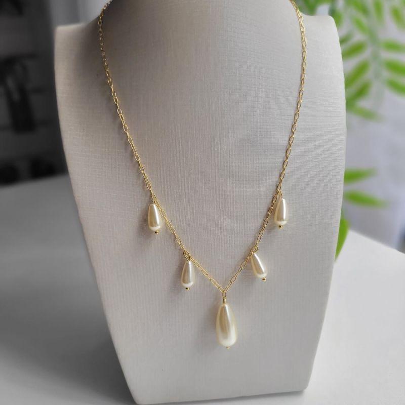 Gargantilha com quatro perolas alongadas pequenas e uma grande banhado a ouro 18k TAM40CM
