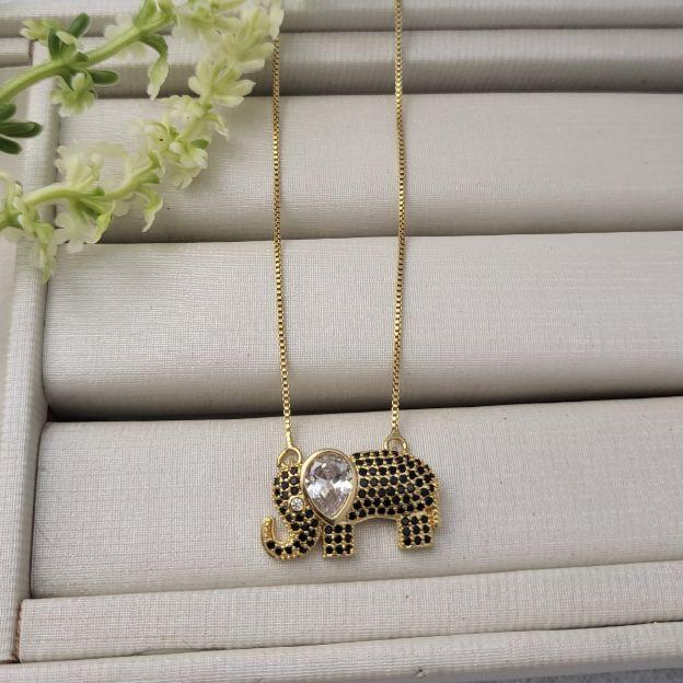 Gargantilha pingente elefante cravejado cristal e onix banhado a ouro 18k TAM45CM