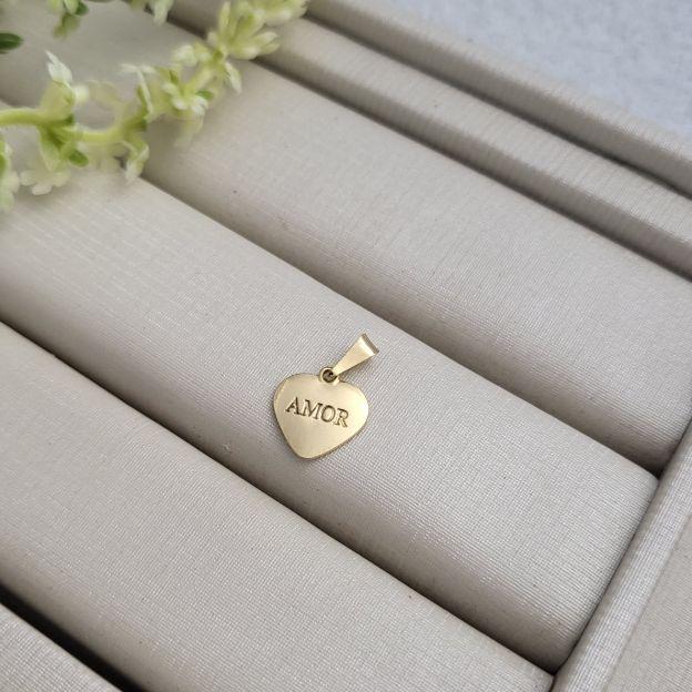 PINGENTE CORAÇÃO COM A PALAVRA AMOR COM UM PONTO DE LUZ BANHADO A OURO 18K