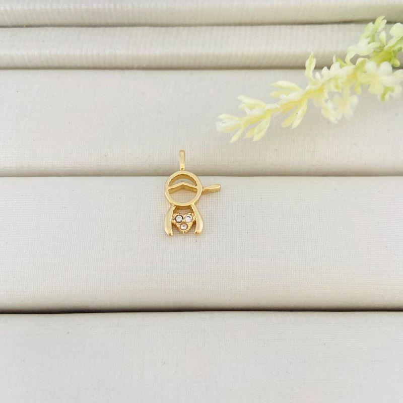 PINGENTE MENINO COM CORAÇÃO CRISTAL BANHADO A OURO 18K