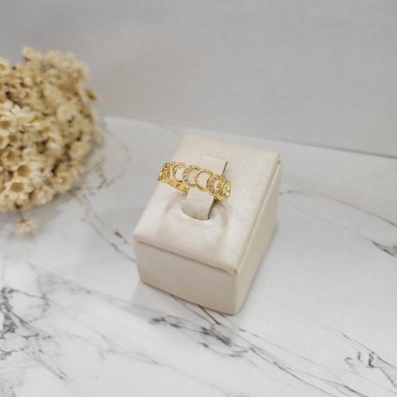 Anel aro 7 fivelas vazadas com zirconias e lisas banhado a ouro 18k