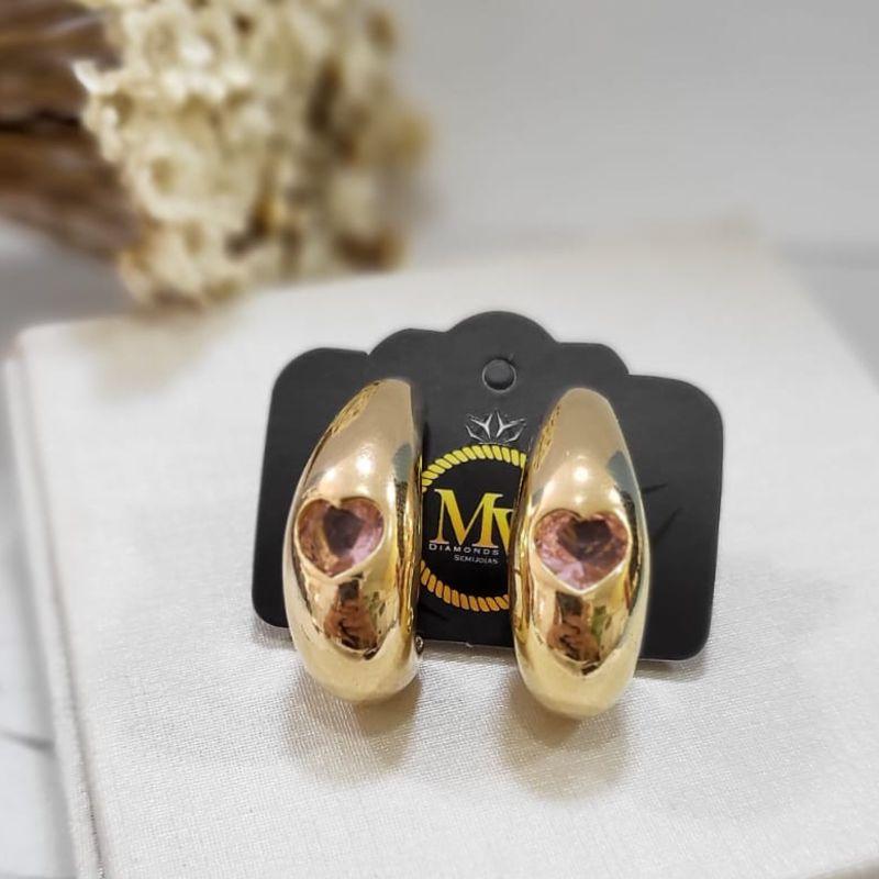 BRINCO CÔNCAVO COM PEDRA DE CORAÇÃO NO MEIO QUARTZO ROSA BANHADO A OURO 18K