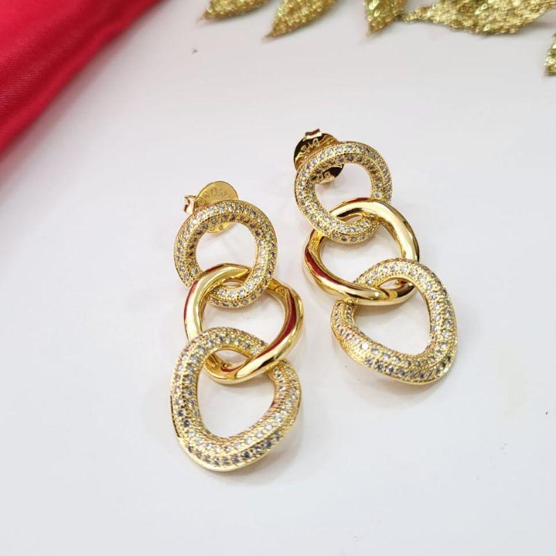 Brinco estilo corrente com dois elos cravejados banhado a ouro 18k