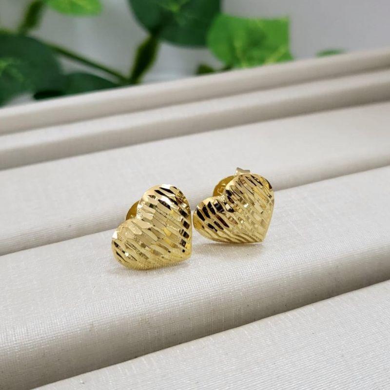 Brinco ourinho coracao pequeno trabalhado banhado a ouro 18k