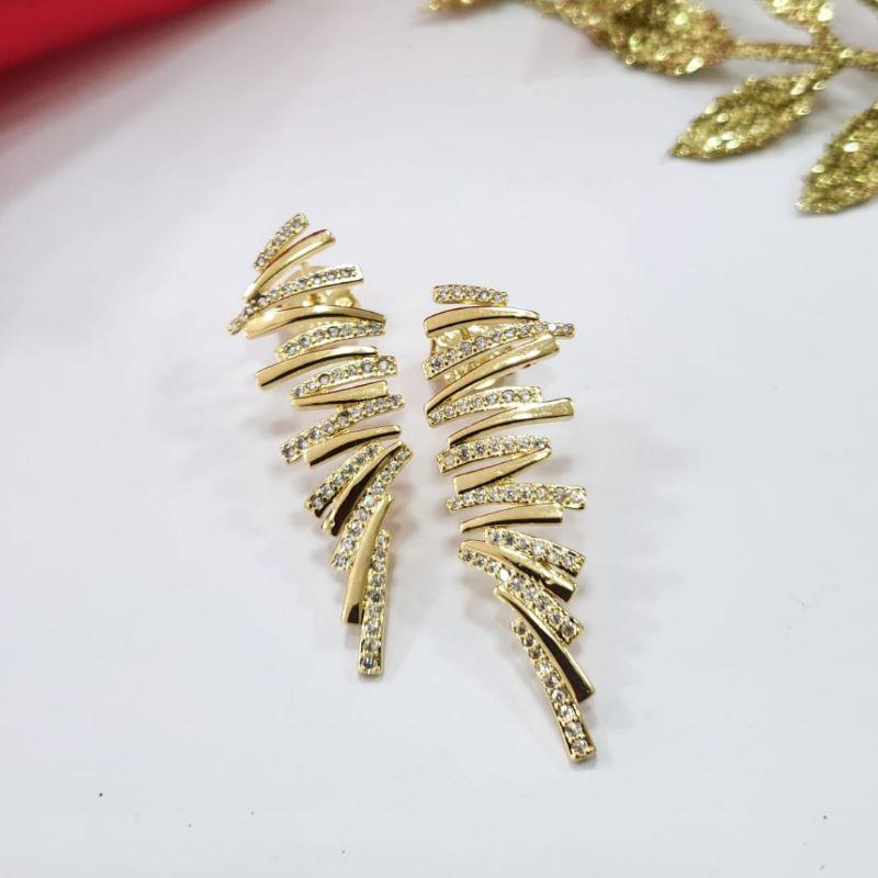 Brinco raios liso e cravejado na cor cristal banhado a ouro 18k