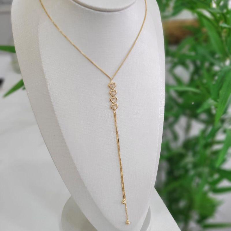 Gargantilha gravatinha com coracoes vazados com zirconias e 2 bolinhas nas pontas  banhado a ouro 18k TAM45CM