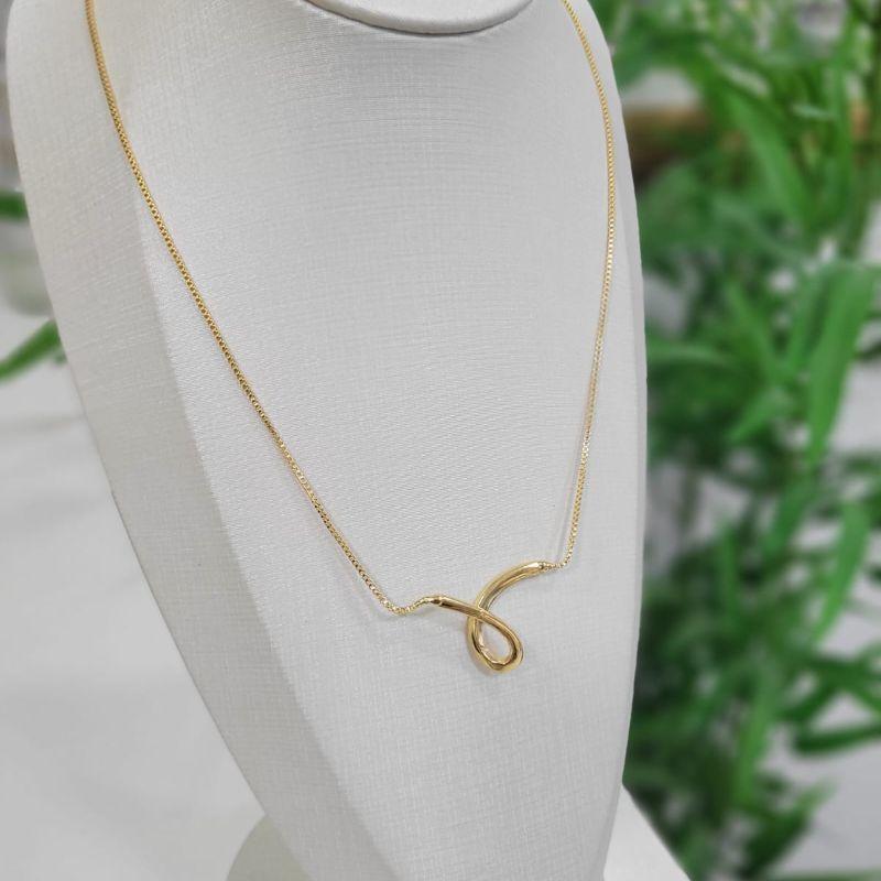 Gargantilha na corrente veneziana com pingente nó bastao liso banhado a ouro 18k TAM45CM