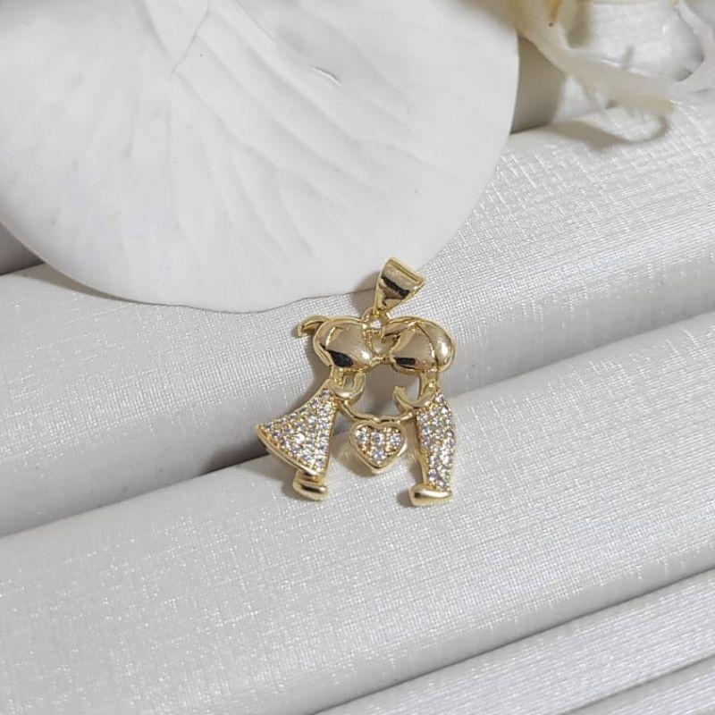 Pingente casal cravejados com um coracao cravejado banhado a ouro 18k