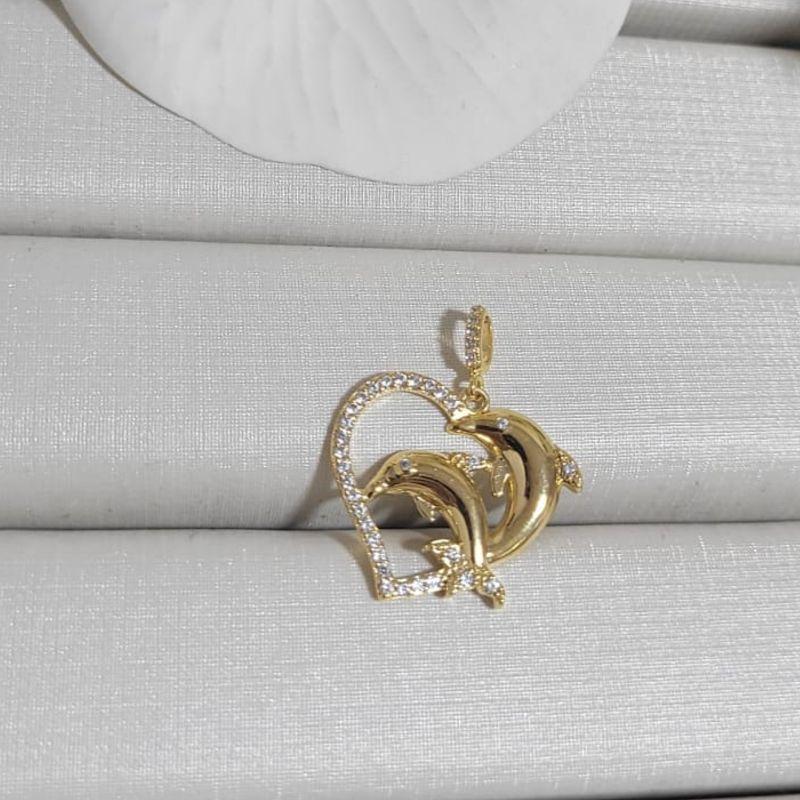 PINGENTE CORACAO METADE CRAVEJADO COM 2 GOLFINHOS BANHADO A OURO 18K
