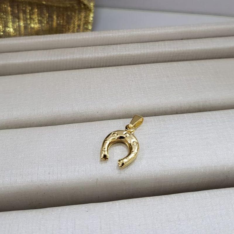 Pingente ferradura pequena dupla banhado a ouro 18k